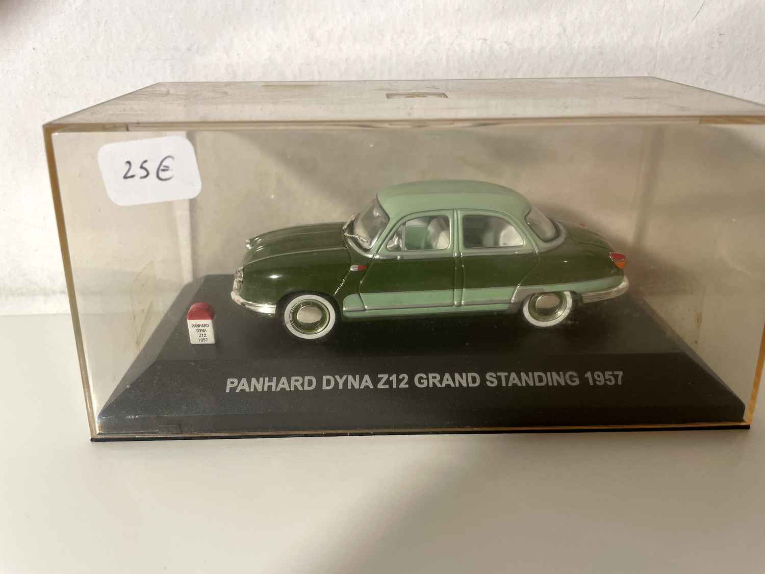 Panhard Dyna Z12 grand standing de 1957 (avec 2 couleurs de vert)