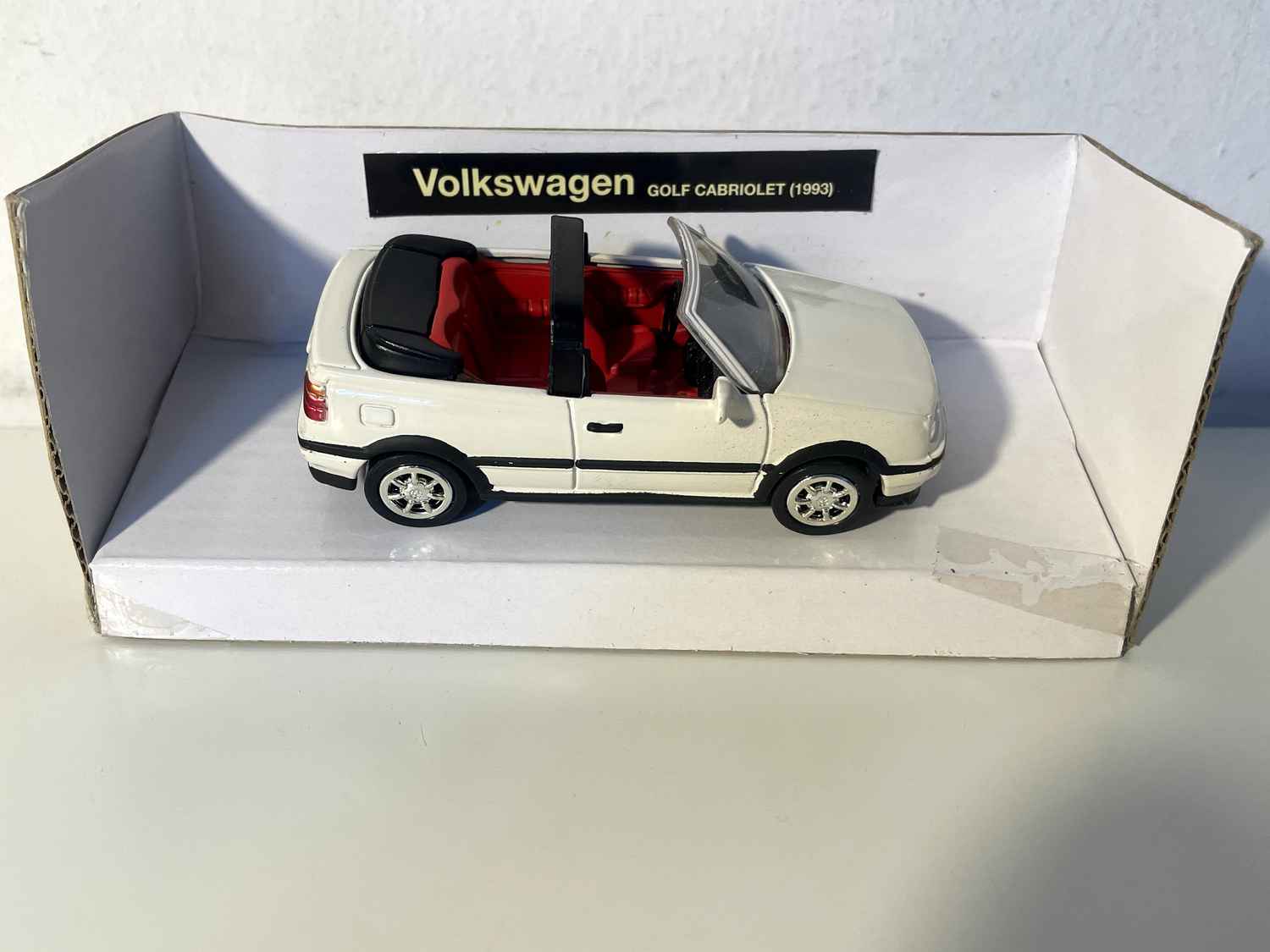 Volkswagen Golf cabriolet couleur crème de 1993