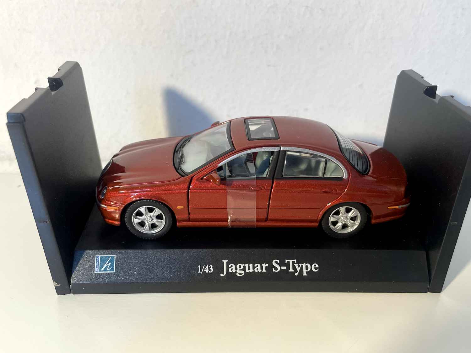 Jaguar type S rouge foncée / bordeaux