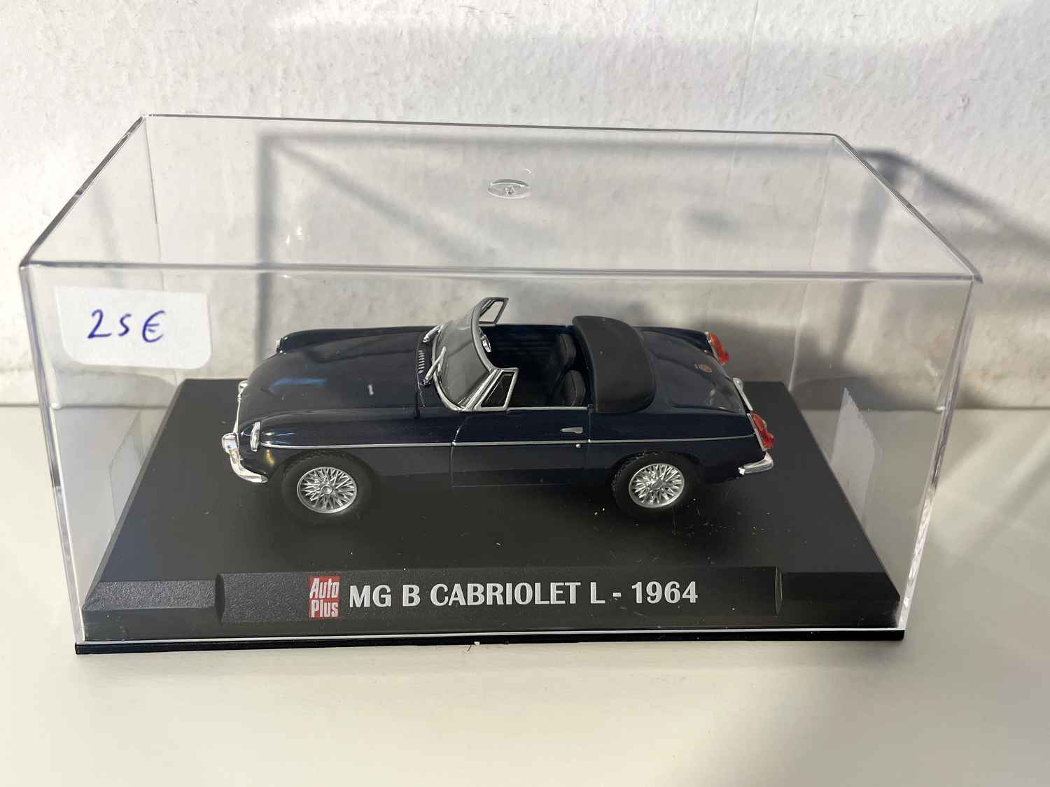 MG B cabriolet L bleue foncée de 1964