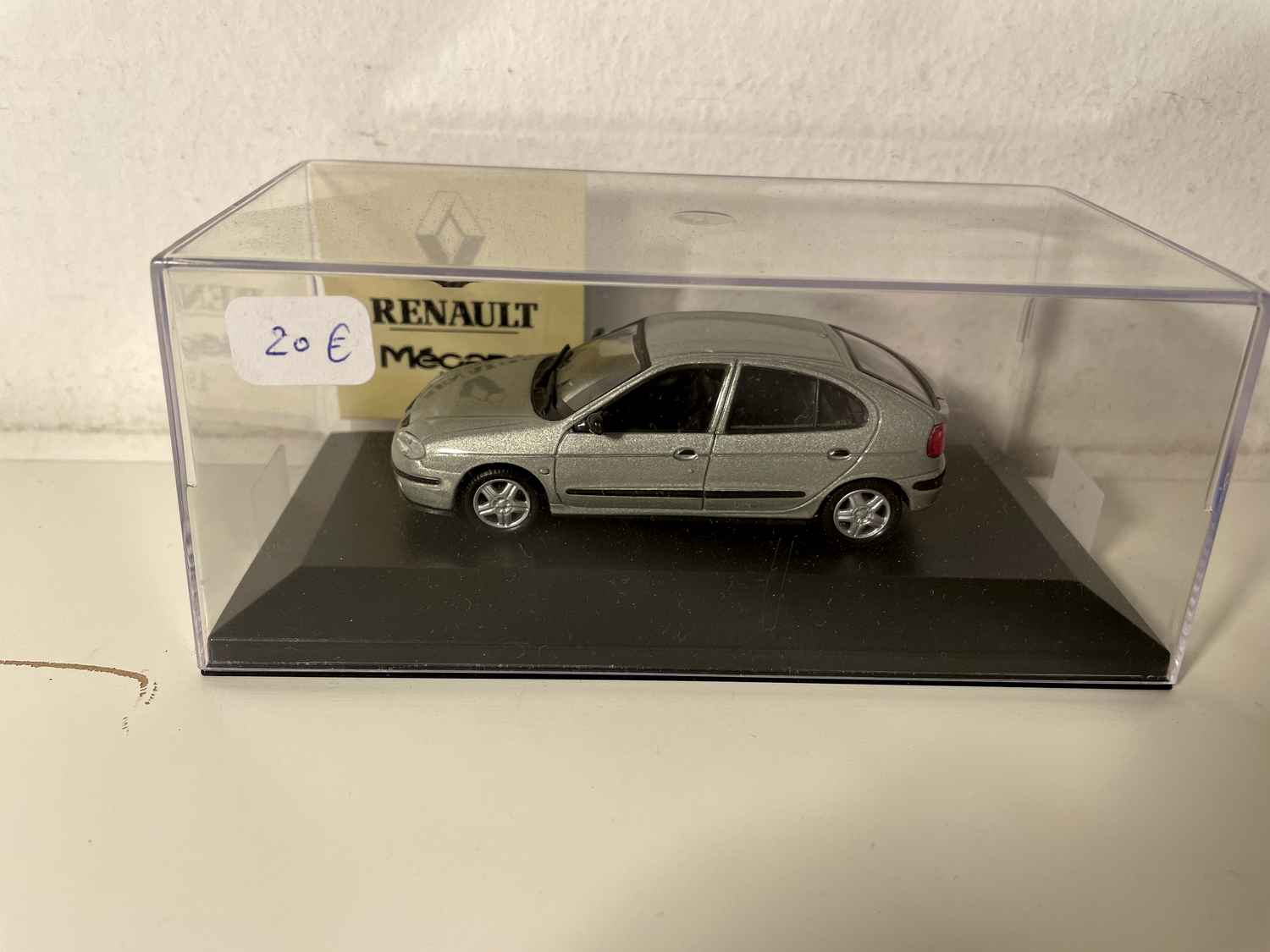 Renault Mégane grise de 1999