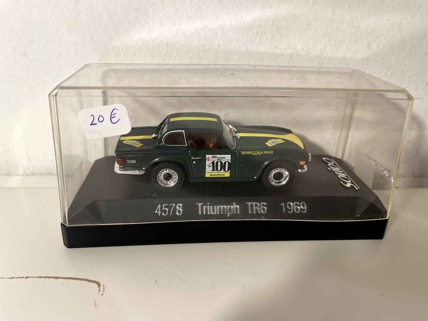 Triumph TR6 verte de 1969 avec le numéro 100 (Solido référence 4578)