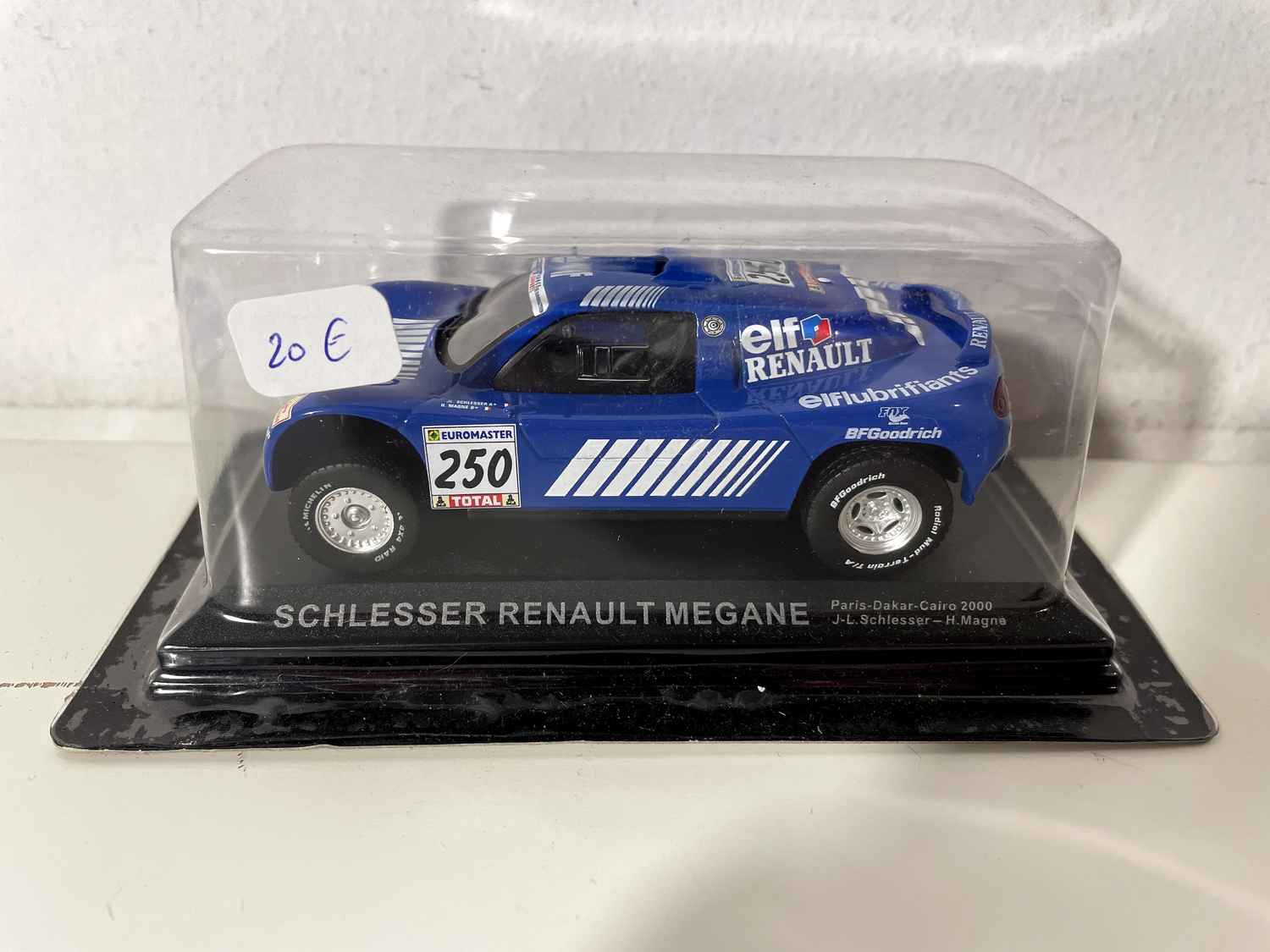 Renault Mégane Schlesser bleue (rallye Paris - Dakar - Le Caire de 2000) sous blister