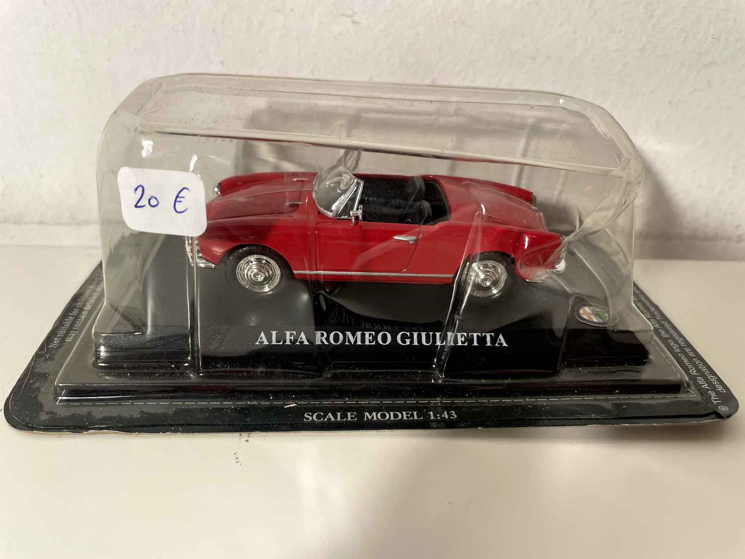 Alfa Roméo Giulietta rouge cabriolet (Dep Prado)