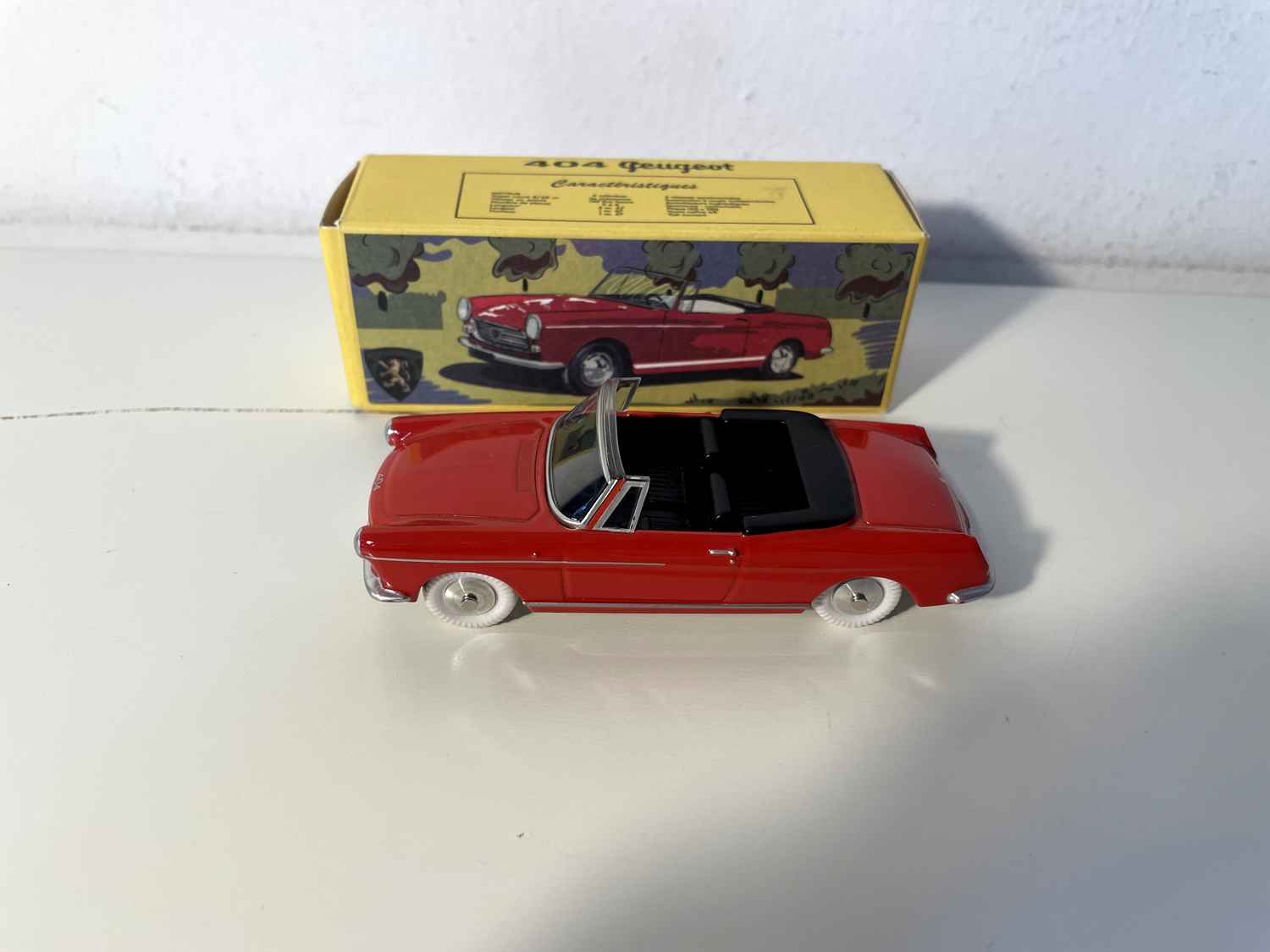 Peugeot 404 cabriolet rouge (QUIRALU)