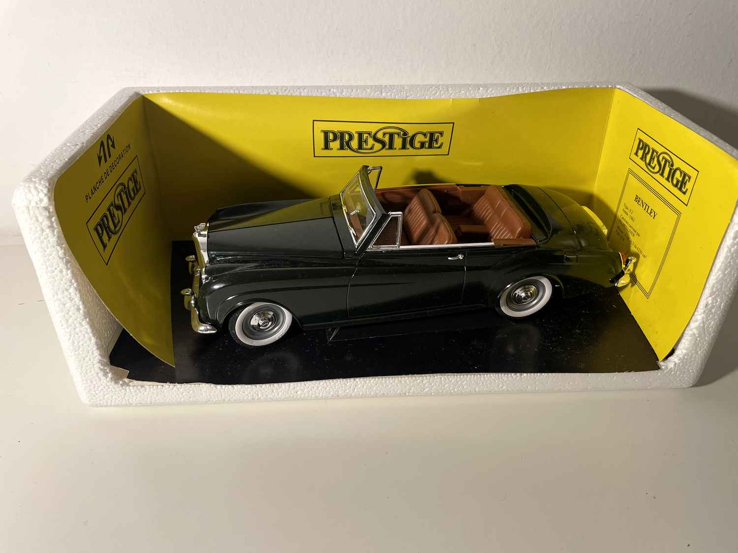 Bentley modèle S2 sans la capote verte foncée de 1961 (échelle 1/18ème)