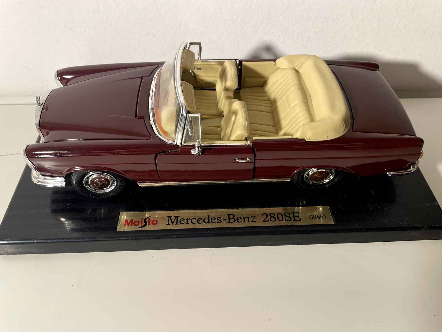 Mercedes-Benz 280SE bordeaux de 1966 (échelle 1/18ème)