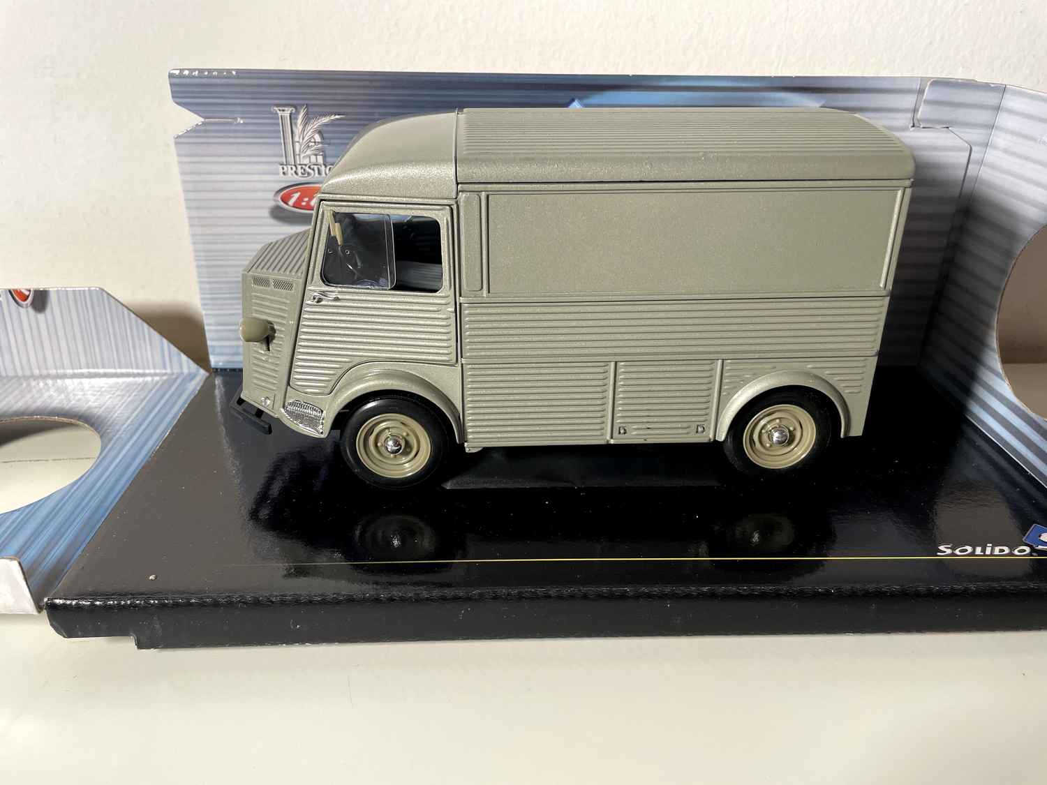 Citroën type HY gris (échelle 1/18ème)