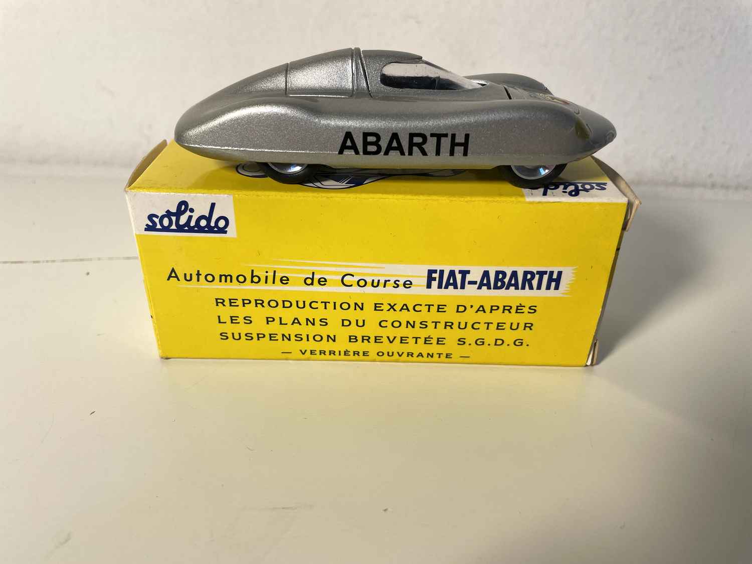 Fiat Abarth grise (Solido) dans boite en carton