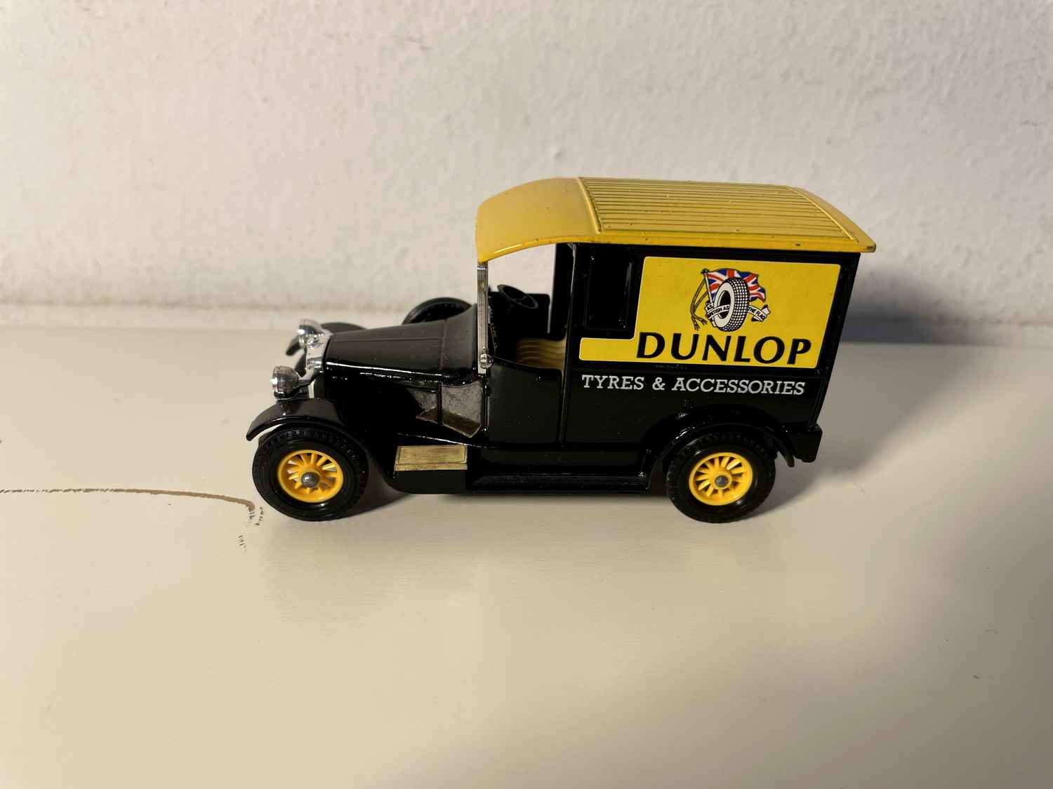 Van Talbot Y-5 jaune et noir de 1927 (DUNLOP tyres et accessoires)