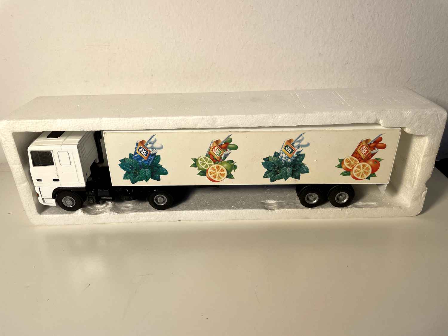 Camion DAF avec publicité pour les bonbons TIC-TAC (fabricant LION-TOYS)