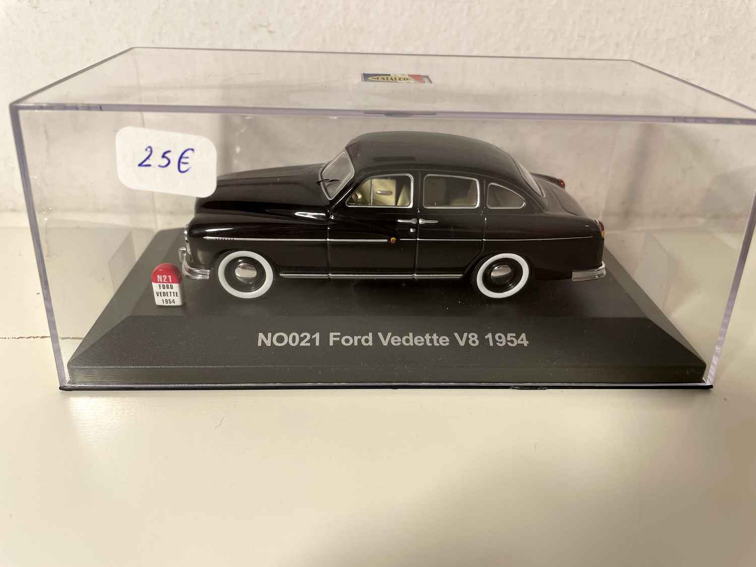 Ford Vedette V8 noire de 1954 (collection Nostalgie N°021)