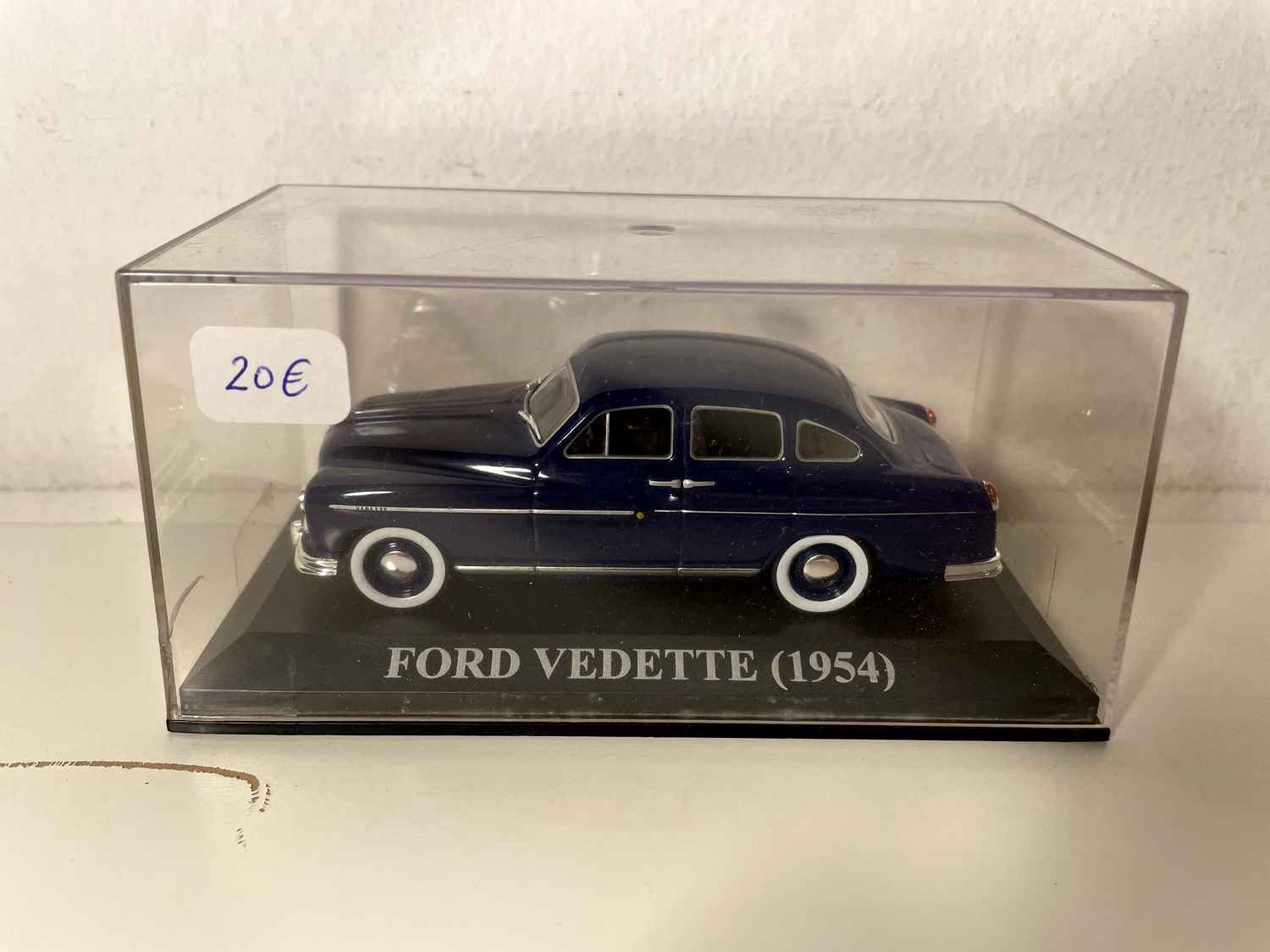 Ford Vedette bleue de 1954