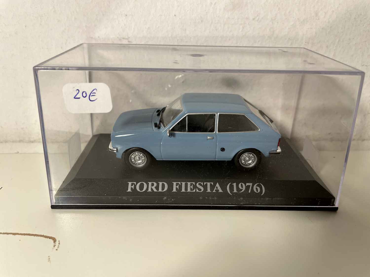 Ford Fiesta bleue de 1976