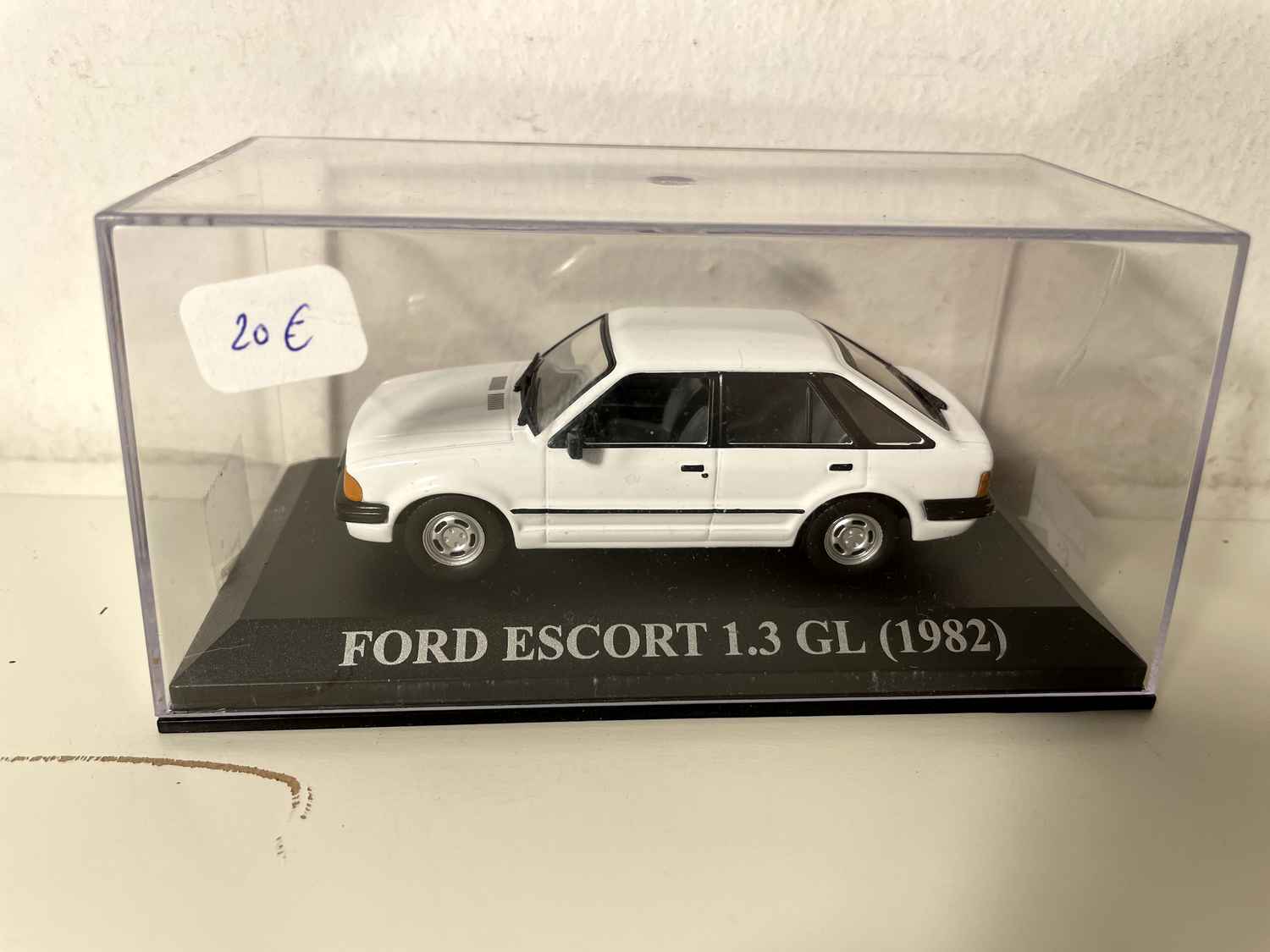 Ford Escort 1.3 GL blanche de 1982