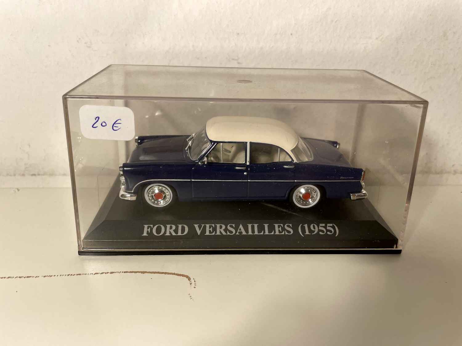 Ford Versailles bleue et toit blanc cassé de 1955