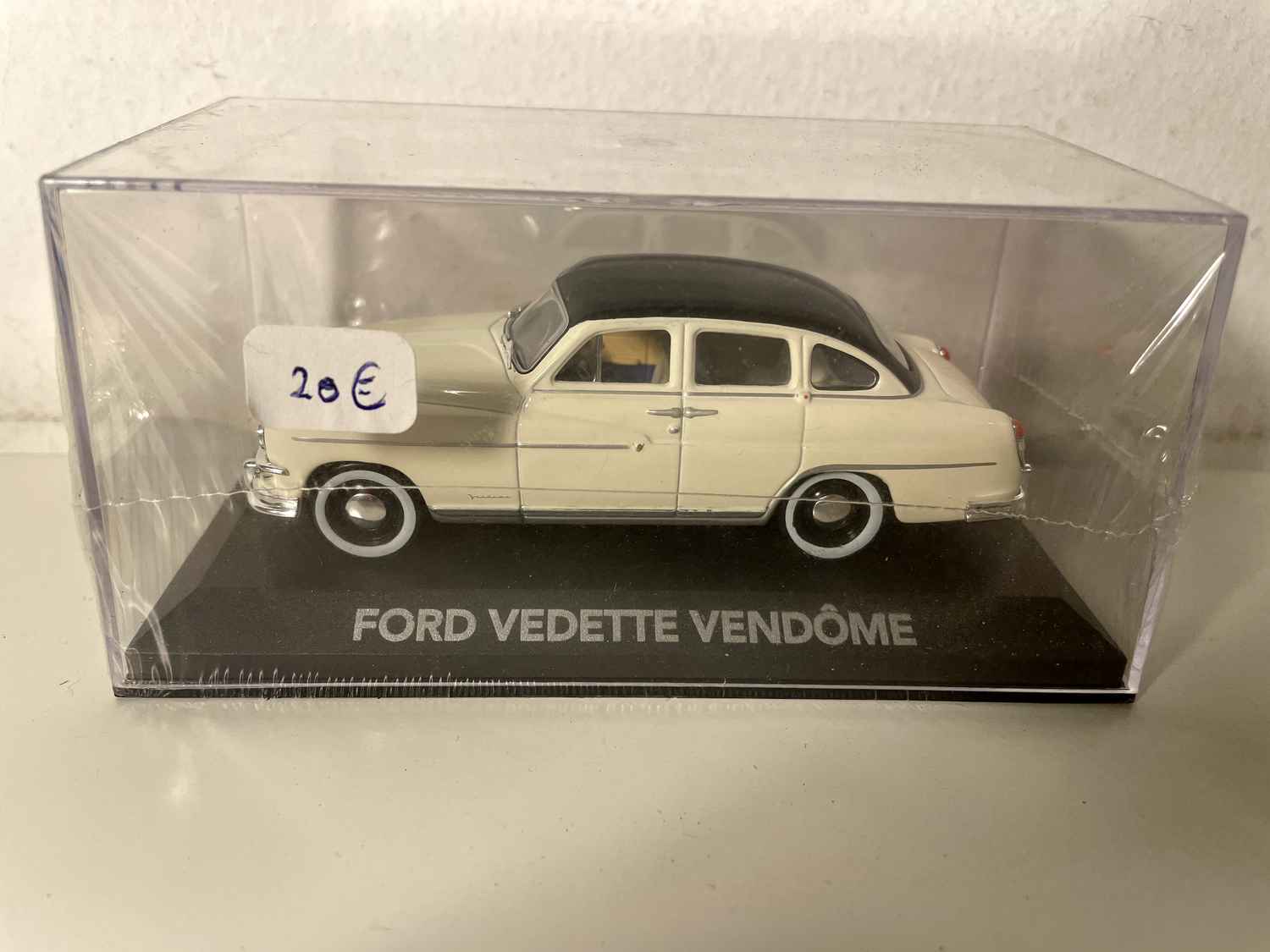 Ford Vedette Vendôme blanche et toit noir