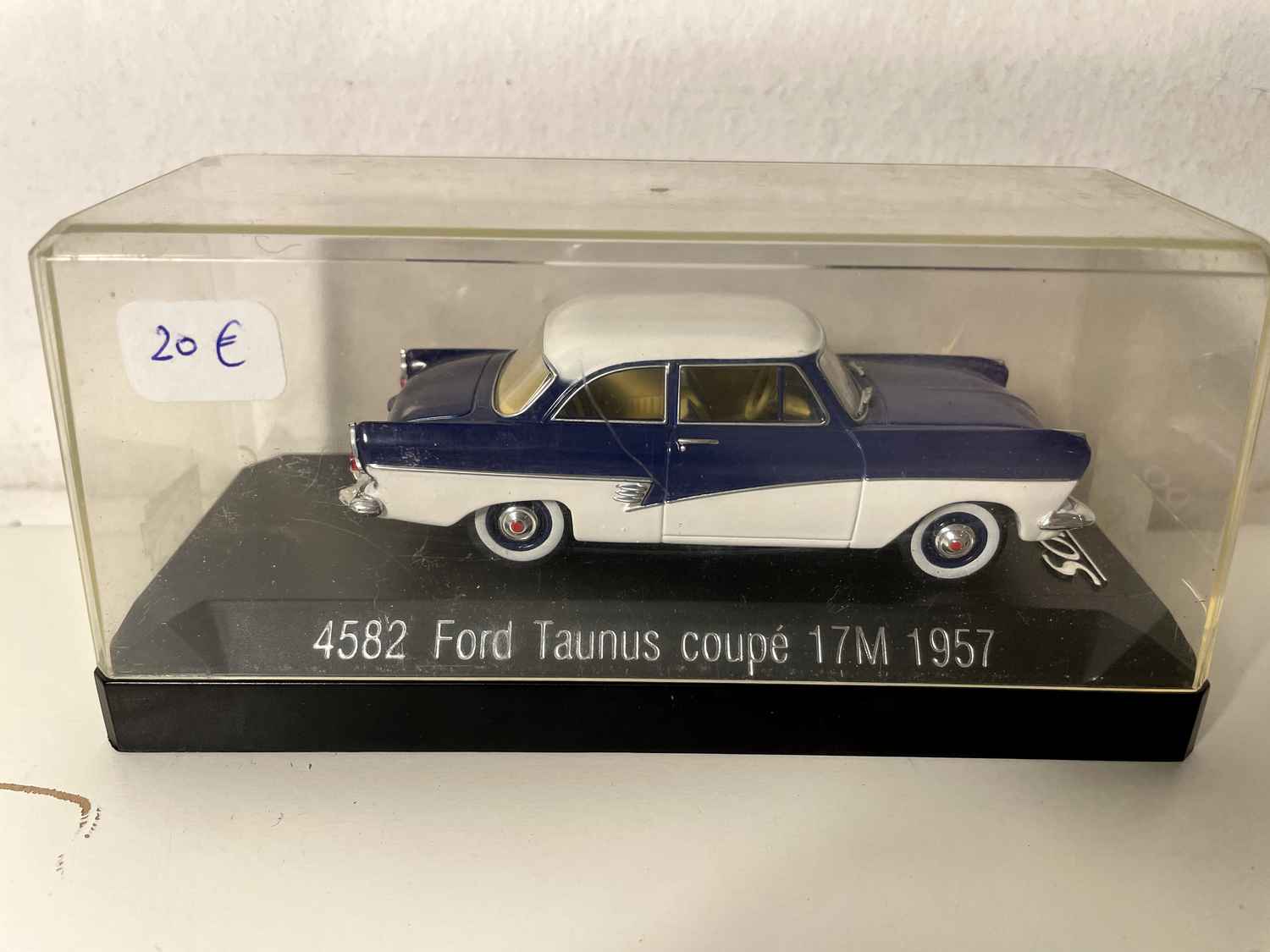 Ford Taunus coupé 17M bleue et blanche de 1957 (Solido Référence 4582)