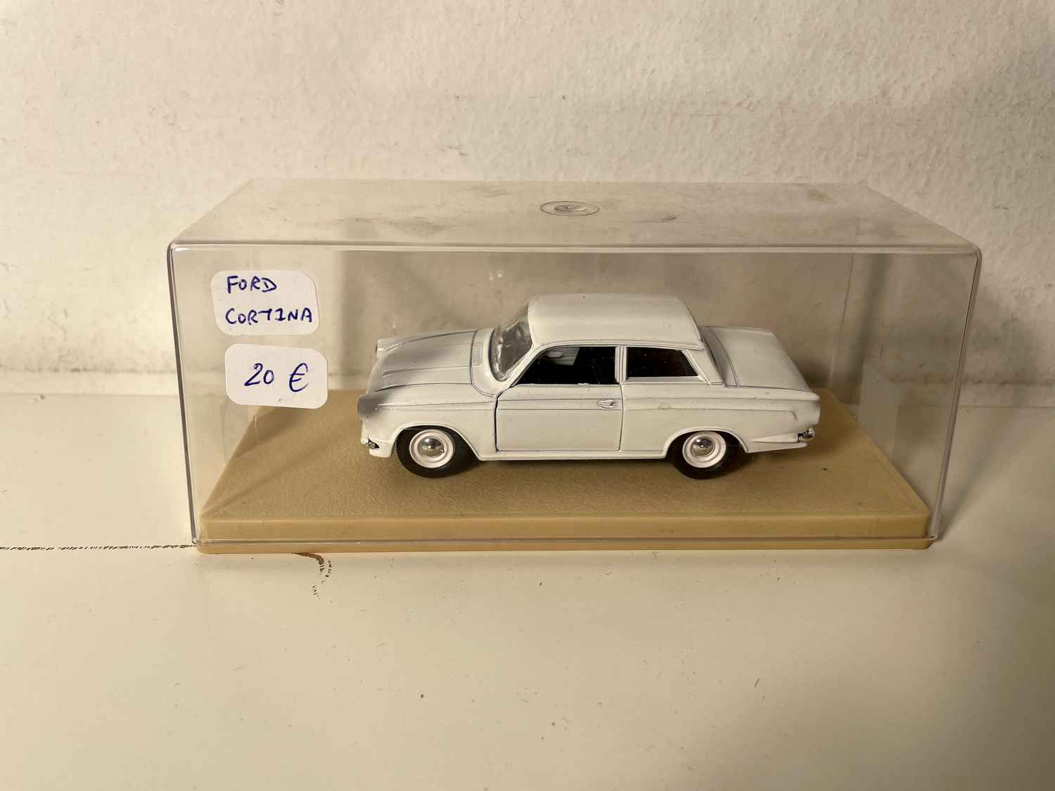 Ford Cortina blanche (Eligor)