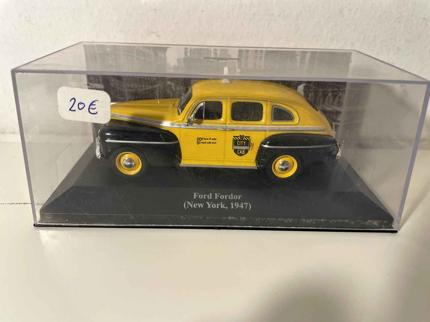 Ford Fordor jaune et noir de 1947 - TAXI à New-yprk