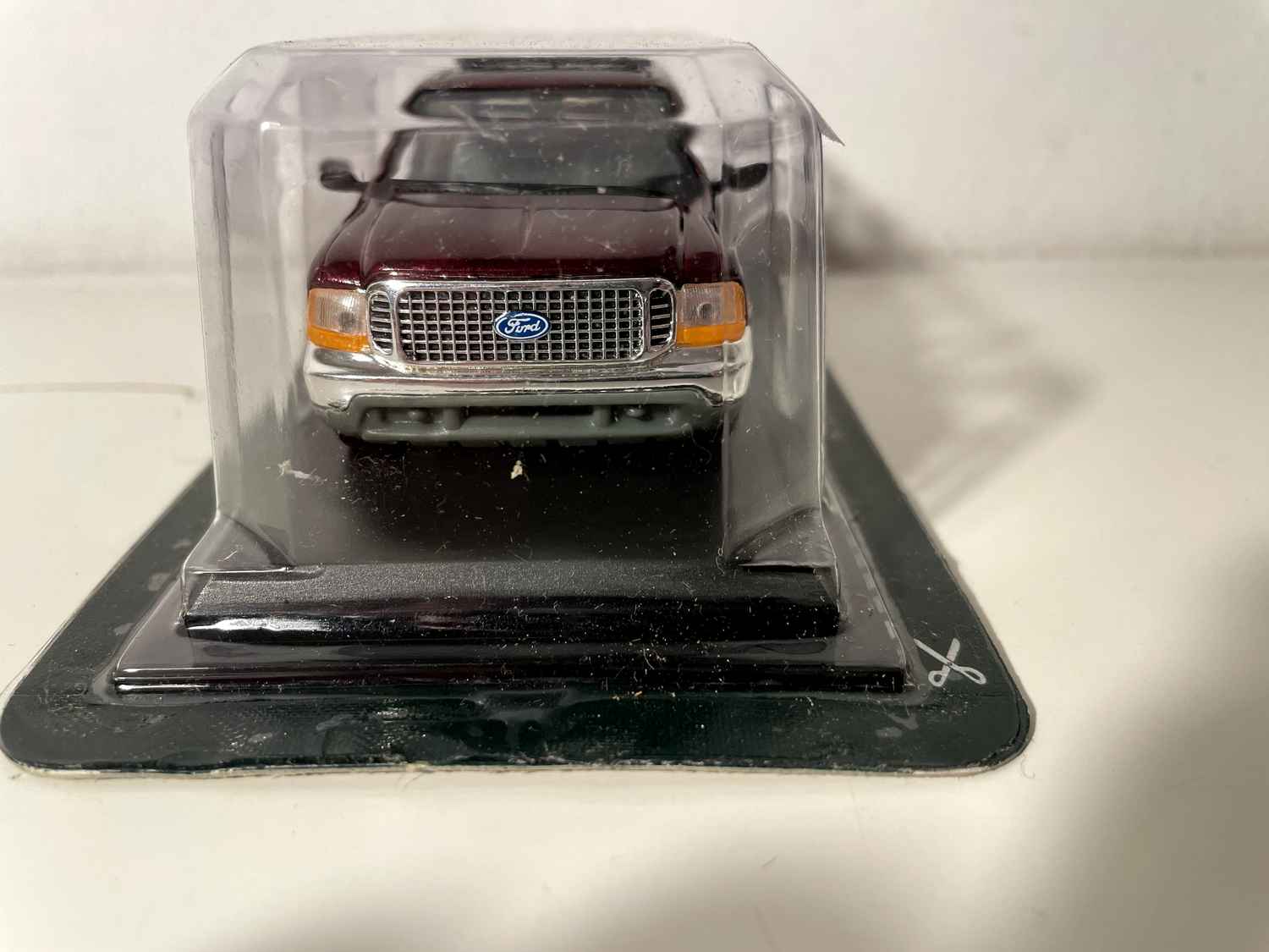 Ford Excursion bordeaux (Del Prado)