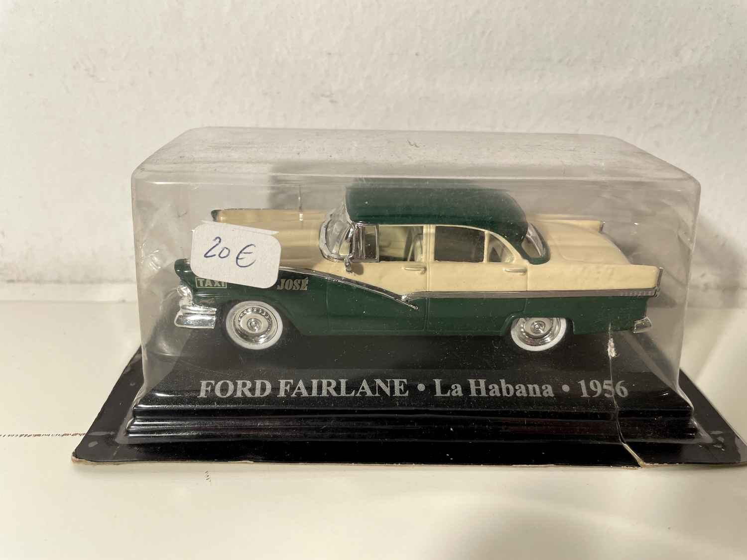 Ford Fairlaine vert et blanc cassé de 1956 - Taxi de La Havane