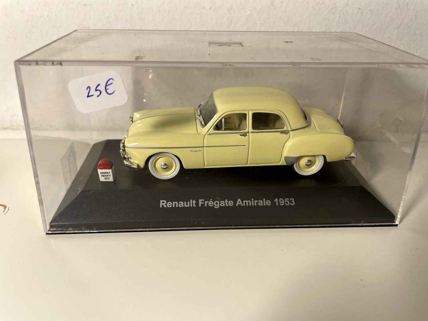 Renault Frégate Amirale jaune pâle de 1953 (compagnie européenne des collectionneurs)