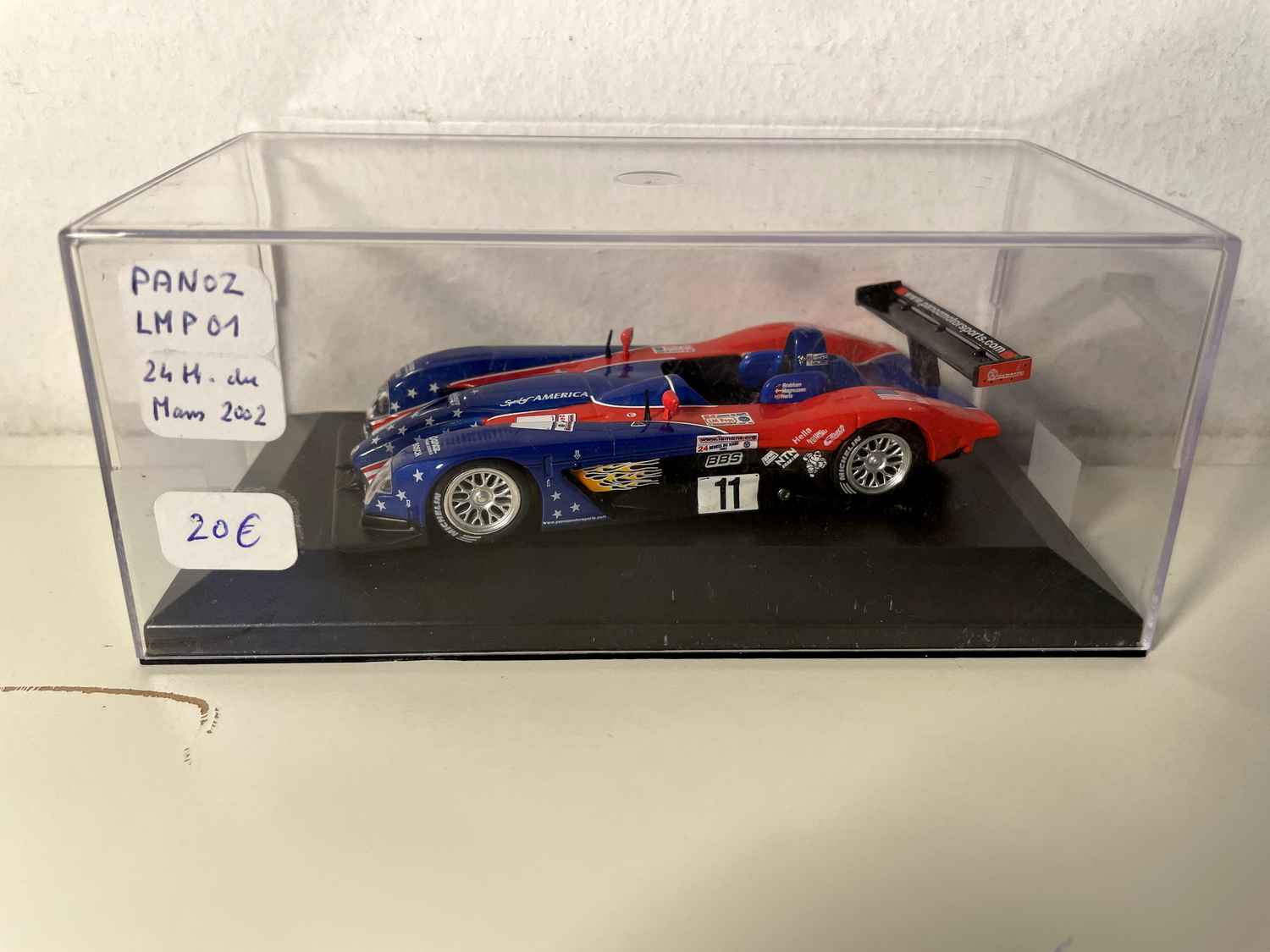 Panoz LMP 01  bleue et rouge numéro 11 (24 heures du Mans de 2002) - voiture rajoutée sur socle + boite plexi