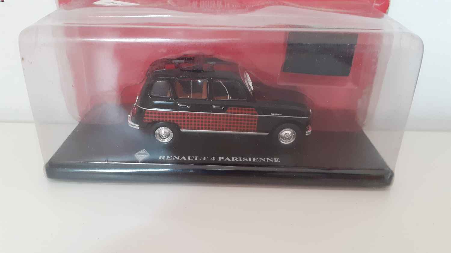 Renault 4L Parisienne noire et rouge