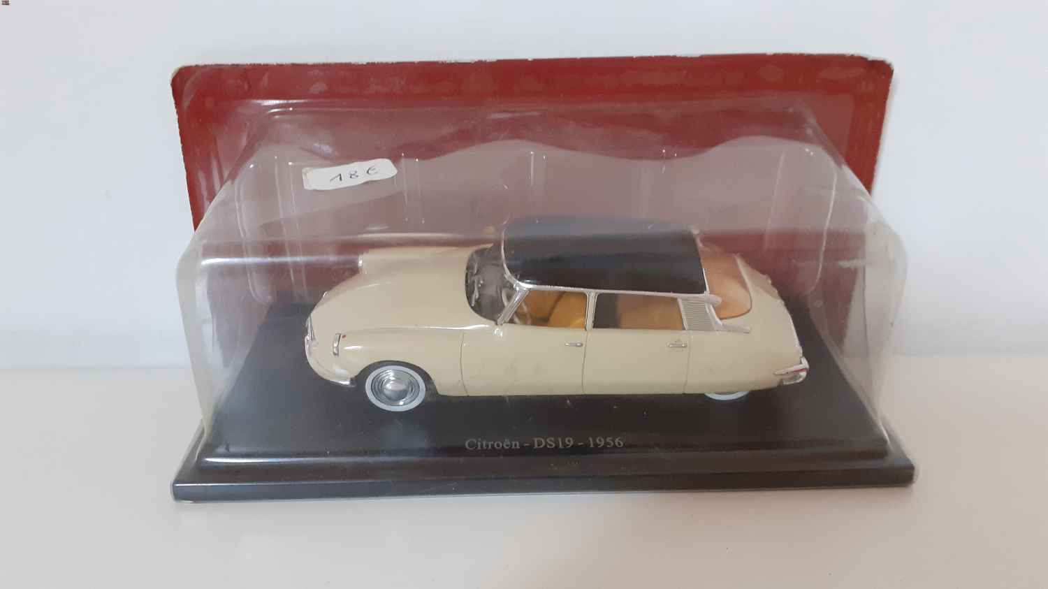 Citroën DS 19 beige et toit noir de 1956