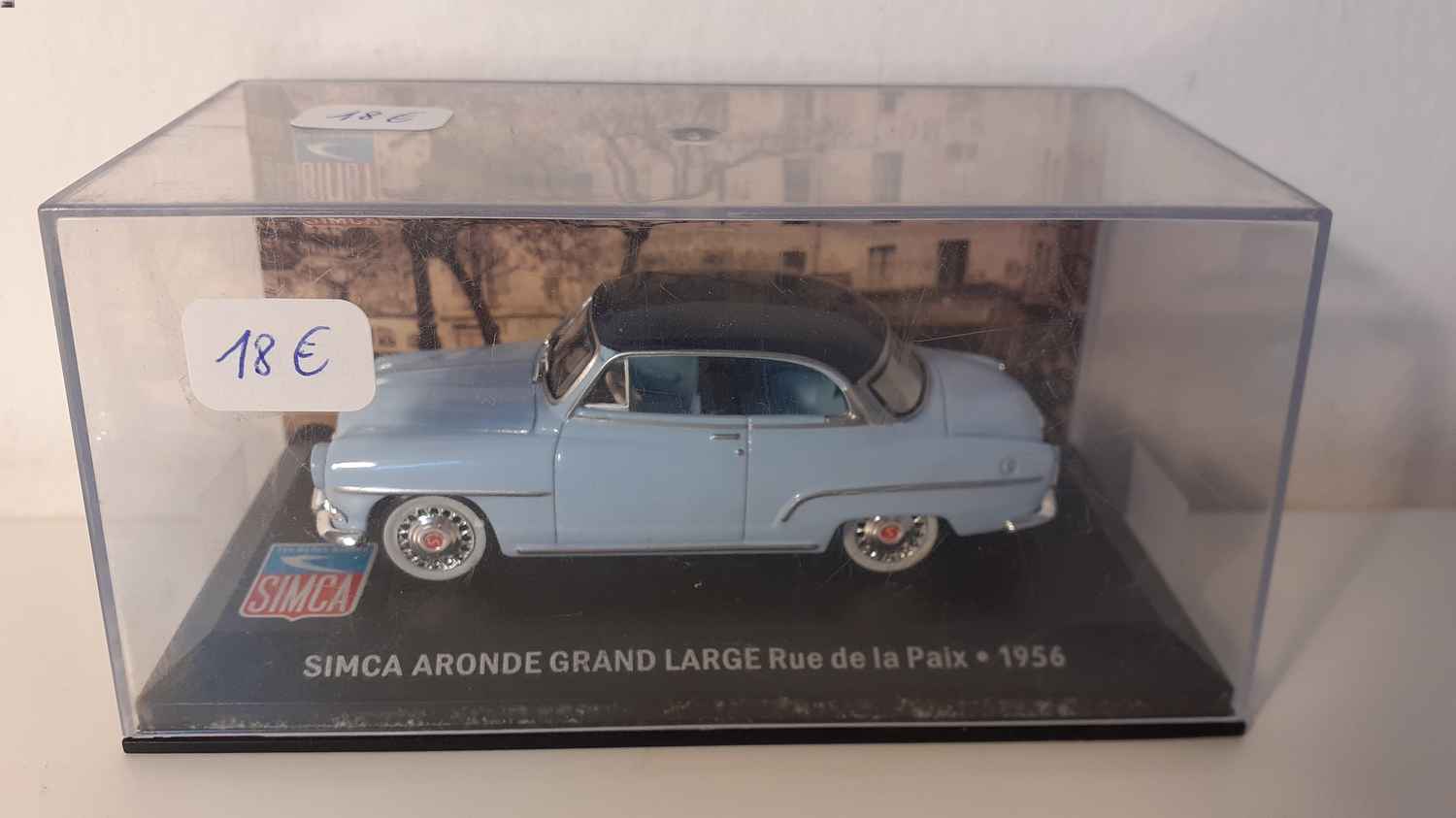 SIMCA Aronde grand large (rue de la paix) bleue de 1956