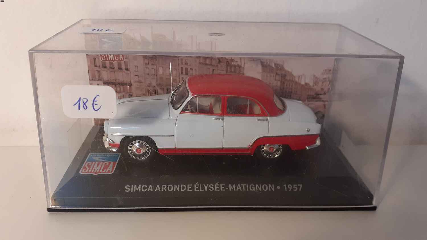 Simca Aronde Elysée-Matignon de couleur bleue pâle et rouge de 1957