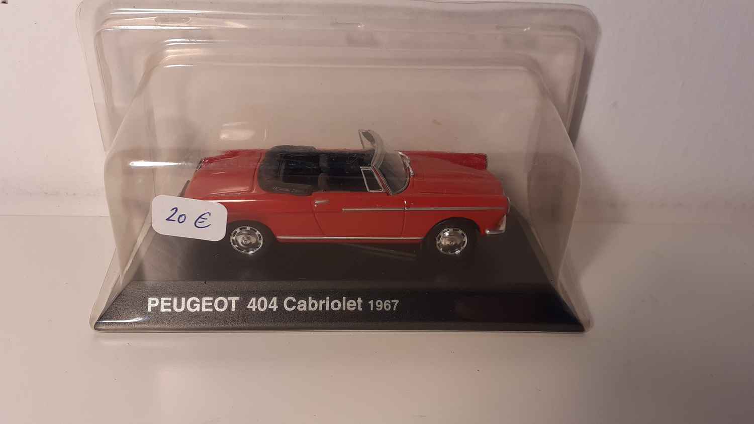 Peugeot 404 cabriolet rouge de 1967 (avec blister)