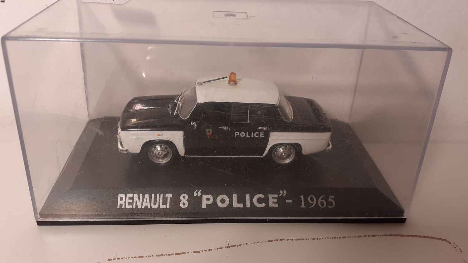 Renault 8 de 1965 de police (avec nom sur socle)