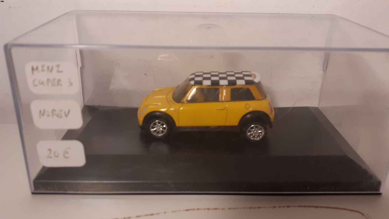 Mini Cooper S jaune avec toit à damier blanc et noir