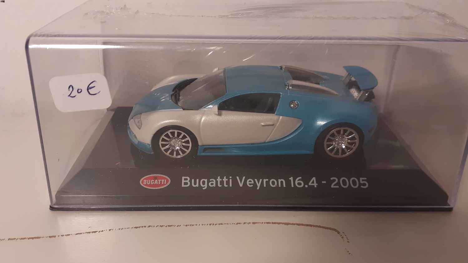 Bugatti Veyron 16.4 bleue et grise de 2005