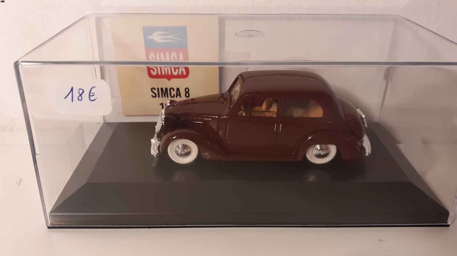 Simca 8 bordeaux foncé / marron de 1950