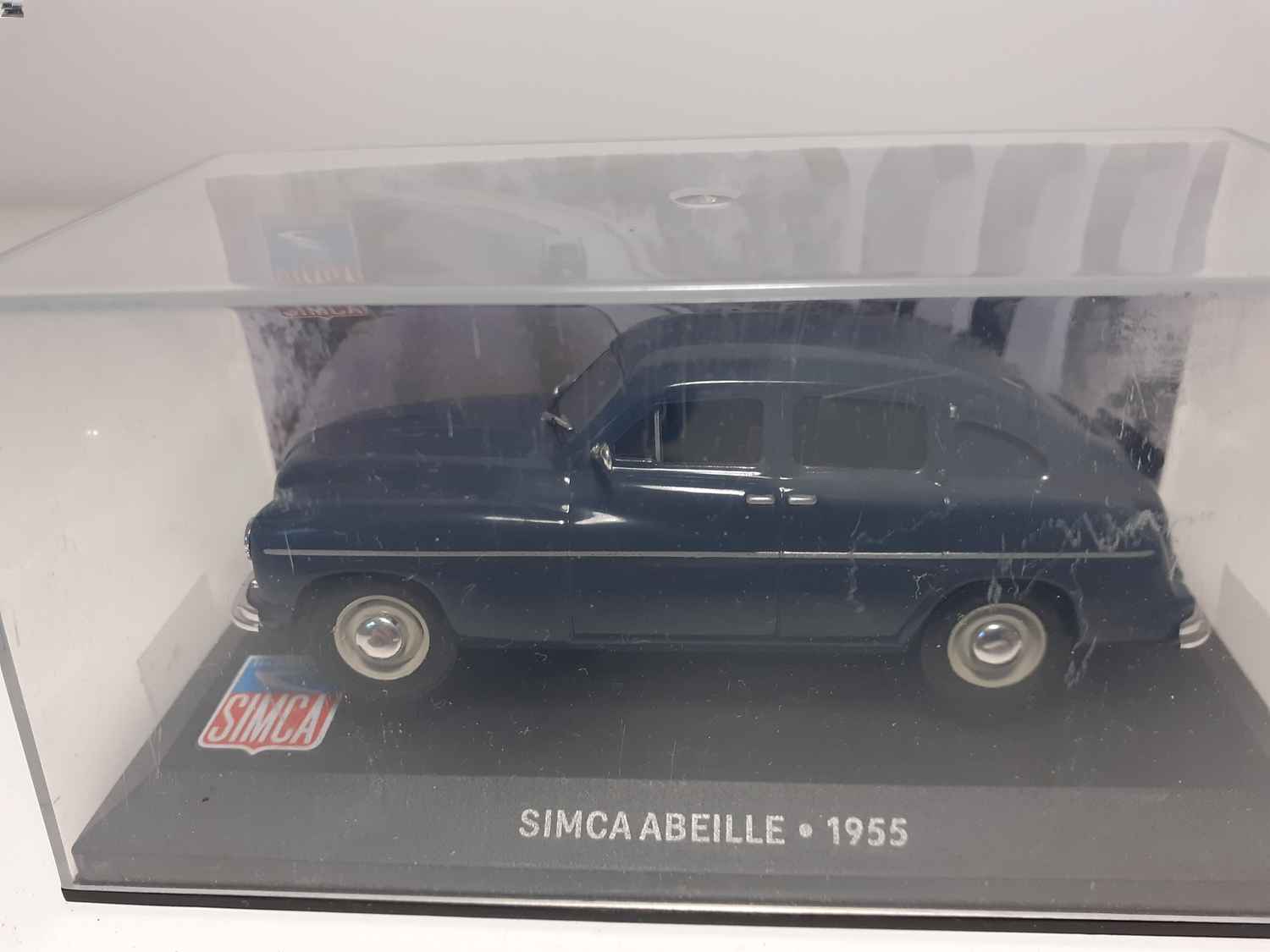 Simca abeille (bleu/gris foncé) de 1955