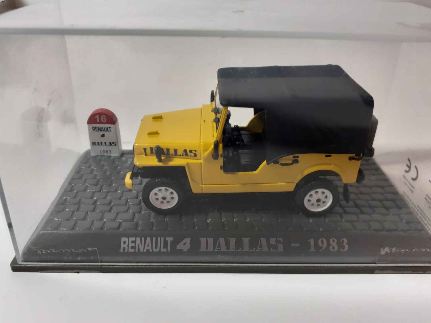 Renault 4 Dallas jaune de 1983