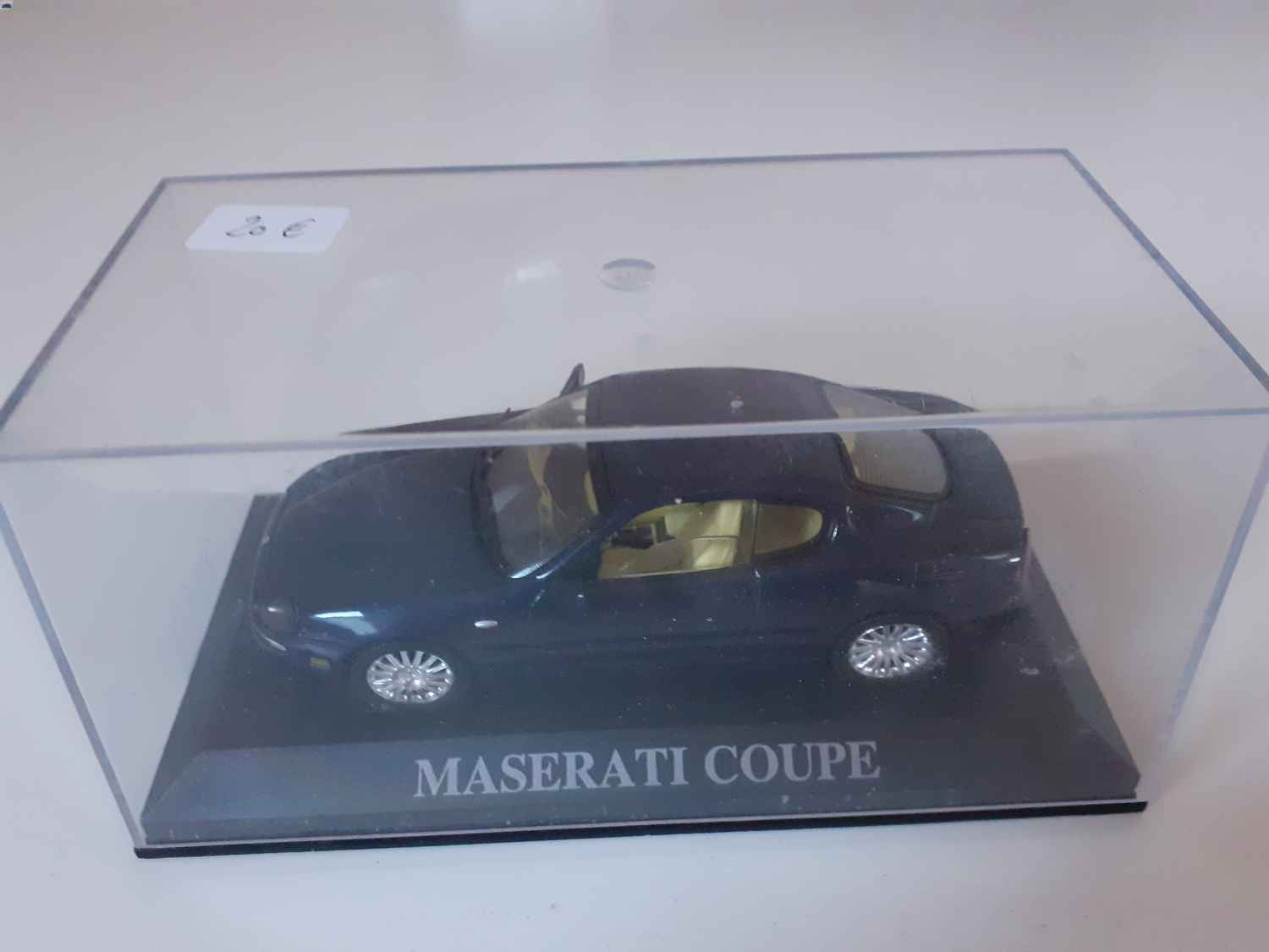 Masérati coupé bleue foncée