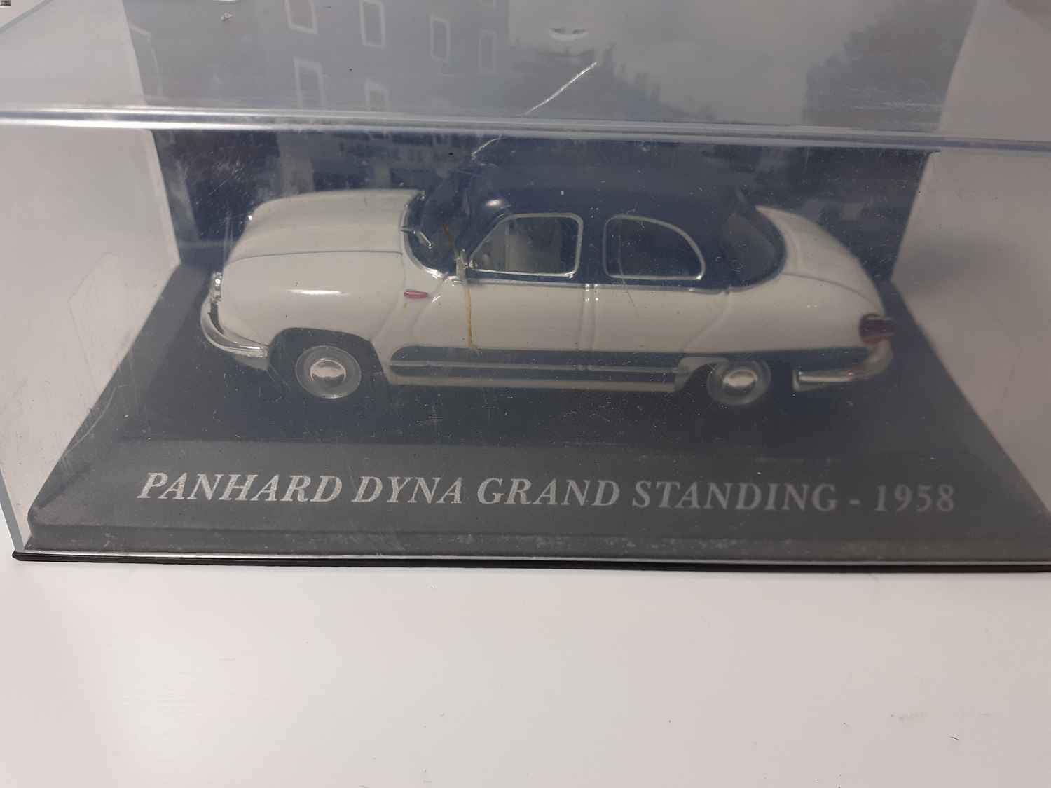 Panhard Dyna grand standing blanc cassé et toit gris foncé de 1958