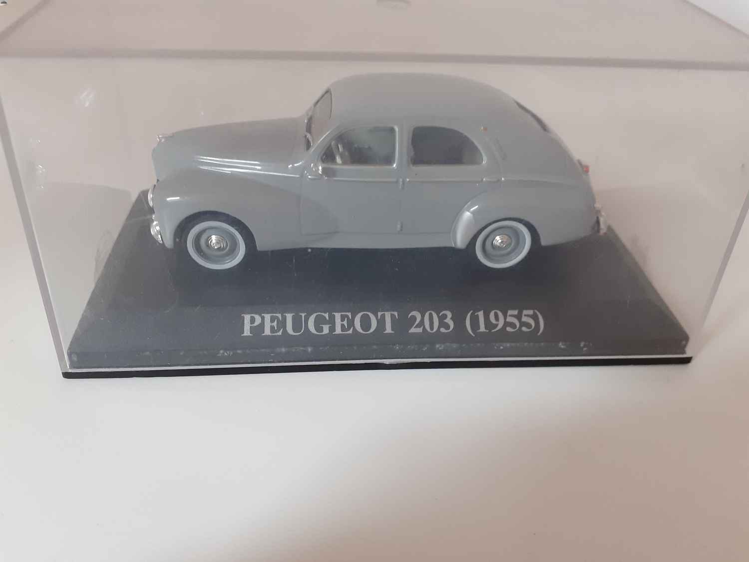 Peugeot 203 grise de 1955