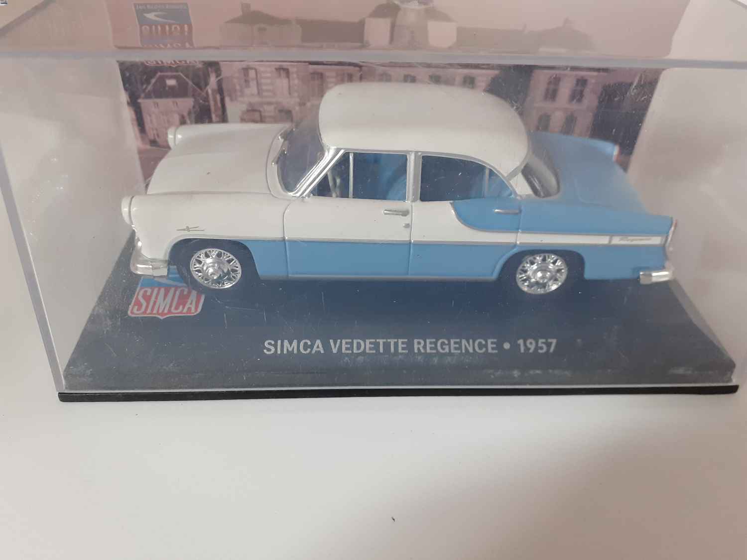 SIMCA Vedette Régence blanche et bleue de 1957