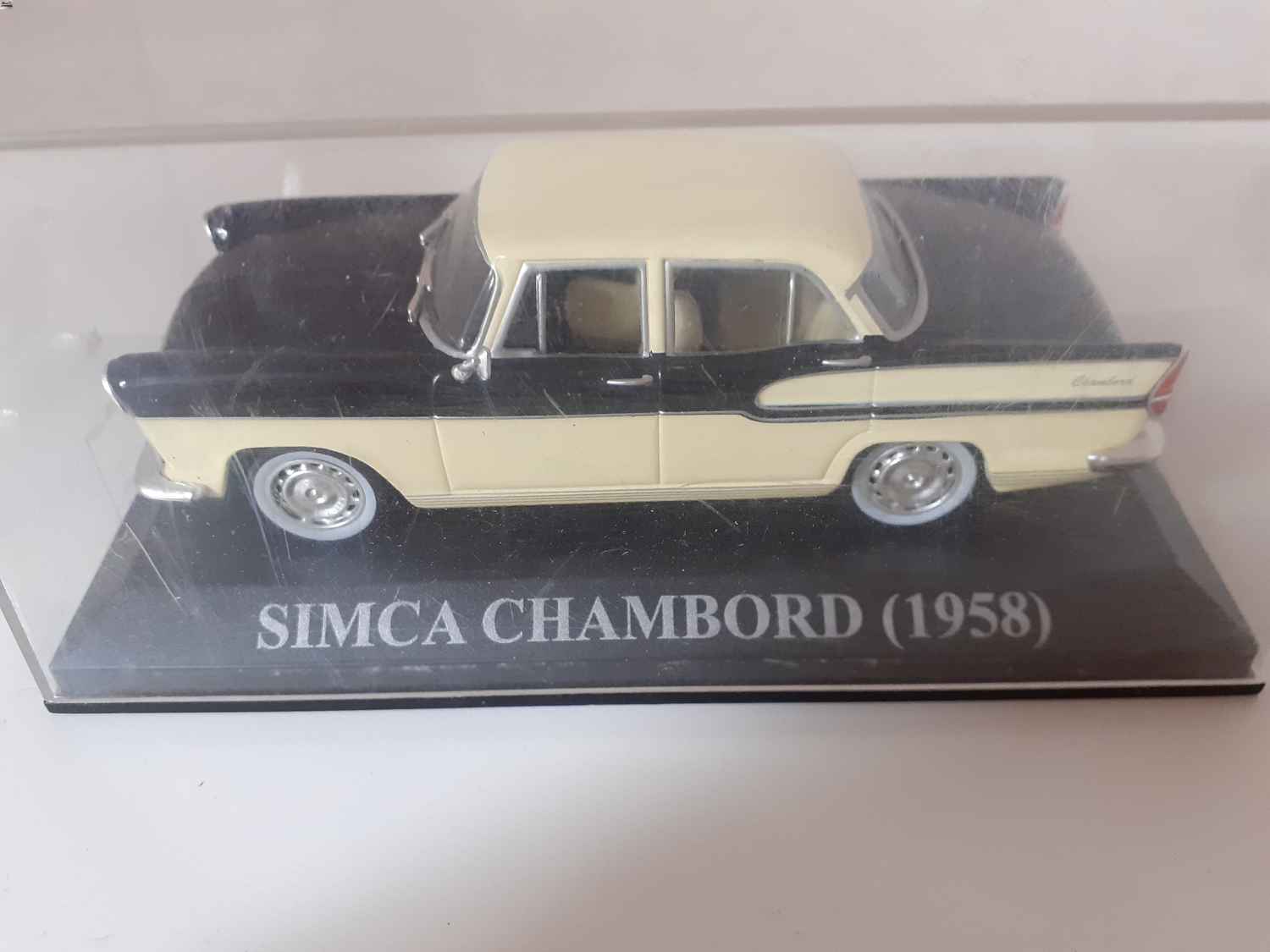 SIMCA Chambord beige et noire de 1958