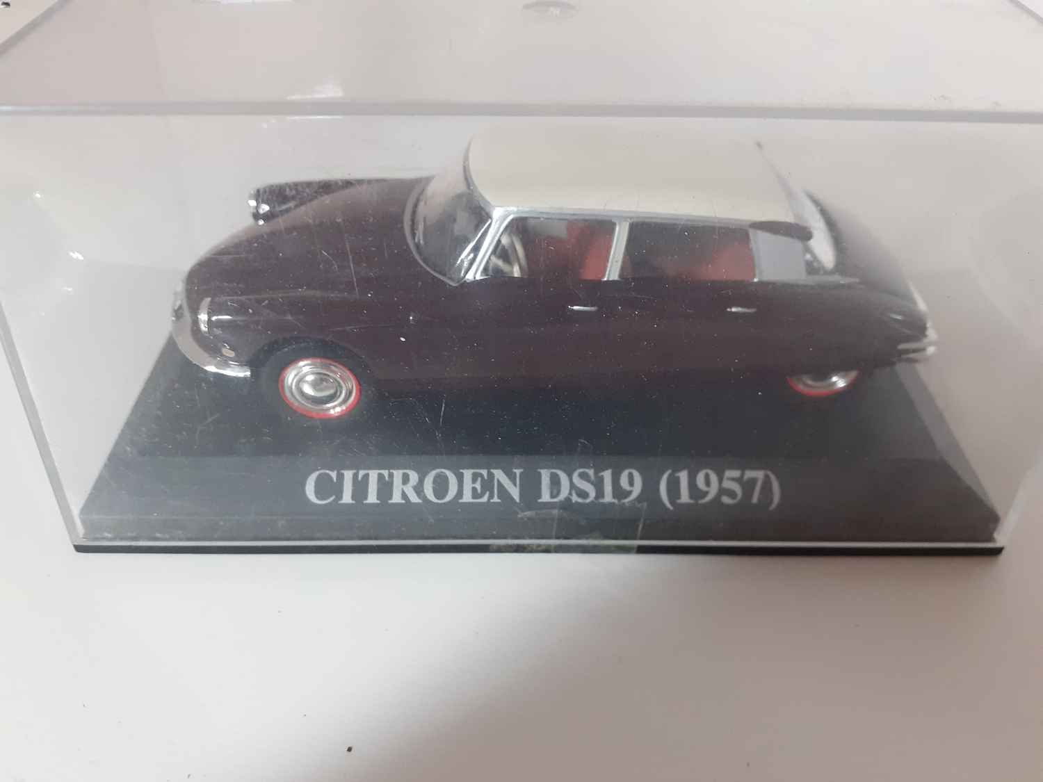 Citroën DS 19 bordeaux et toit beige (crème) de 1957