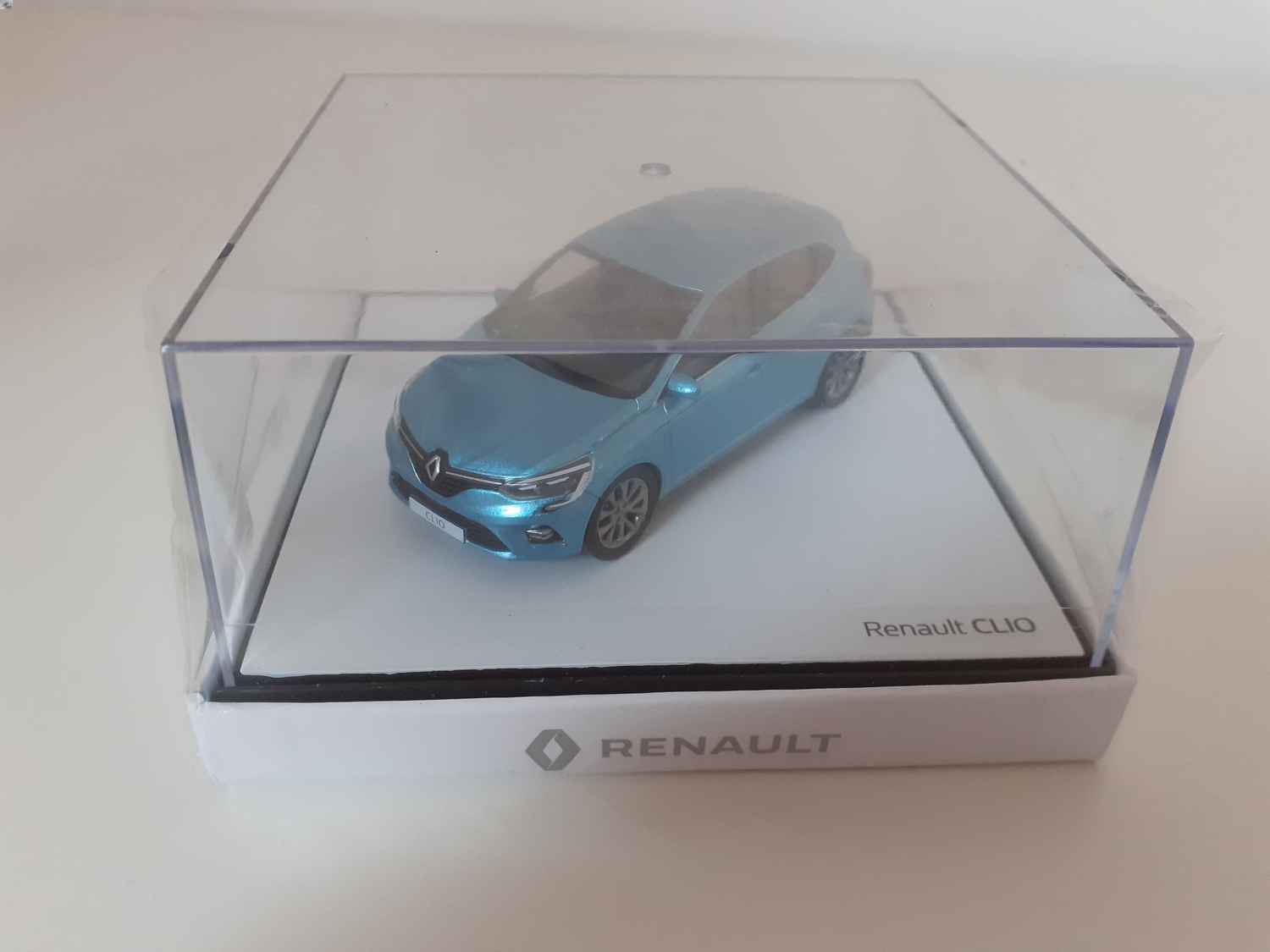 Renault Clio bleue claire (boîte carrée)