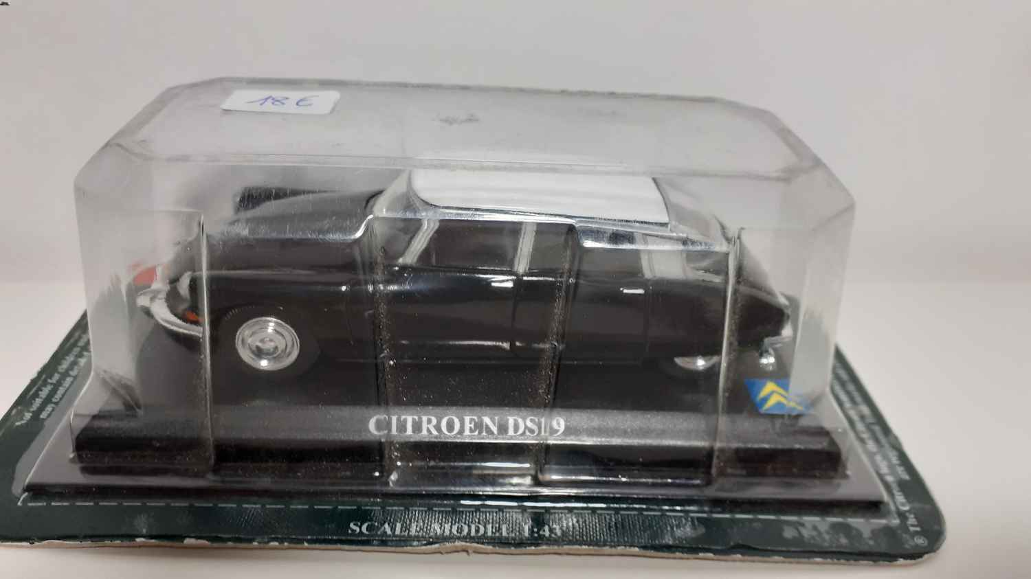 Citroën DS 19 noire et toit blanc